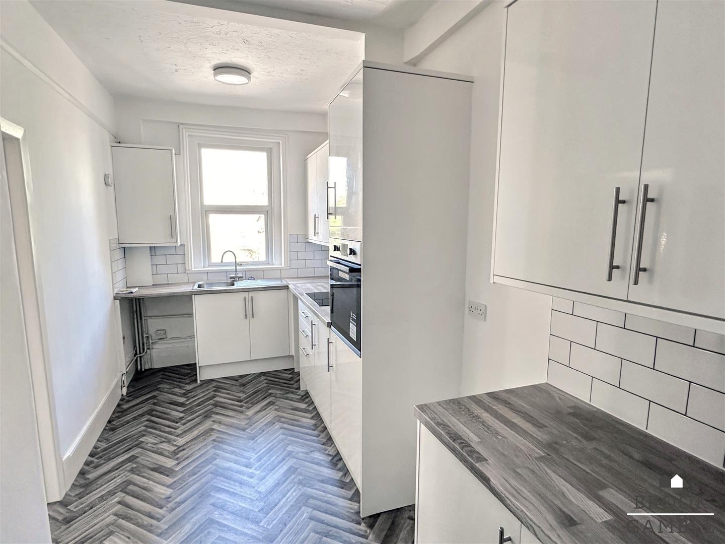 2 Bedroom Flat. Silverdale Road in Eastbourne,  8